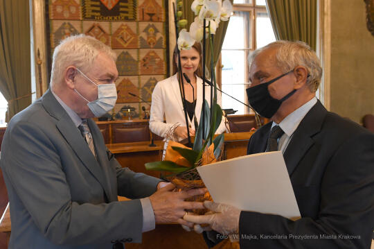 56jpg.jpg-Wręczenie aktów powierzeń stanowisk dyrektorom szkół