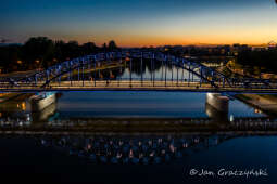 jg1_200902_krpl_dji_0861-hdr.jpg-dron, panorama, most Piłsudskiego, iluminacja, wieczór, logo930