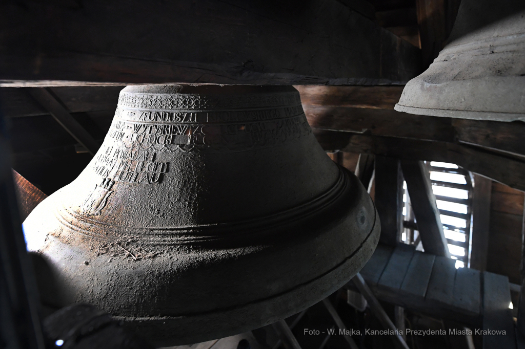 02jpg.jpg-uruchomienie dzwonu gwałtownego na wieży Ratuszowej  Autor: W. Majka
