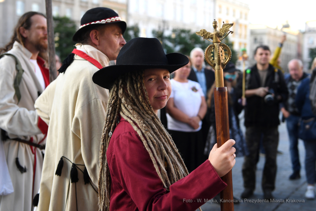 07jpg.jpg-uruchomienie dzwonu gwałtownego na wieży Ratuszowej  Autor: W. Majka