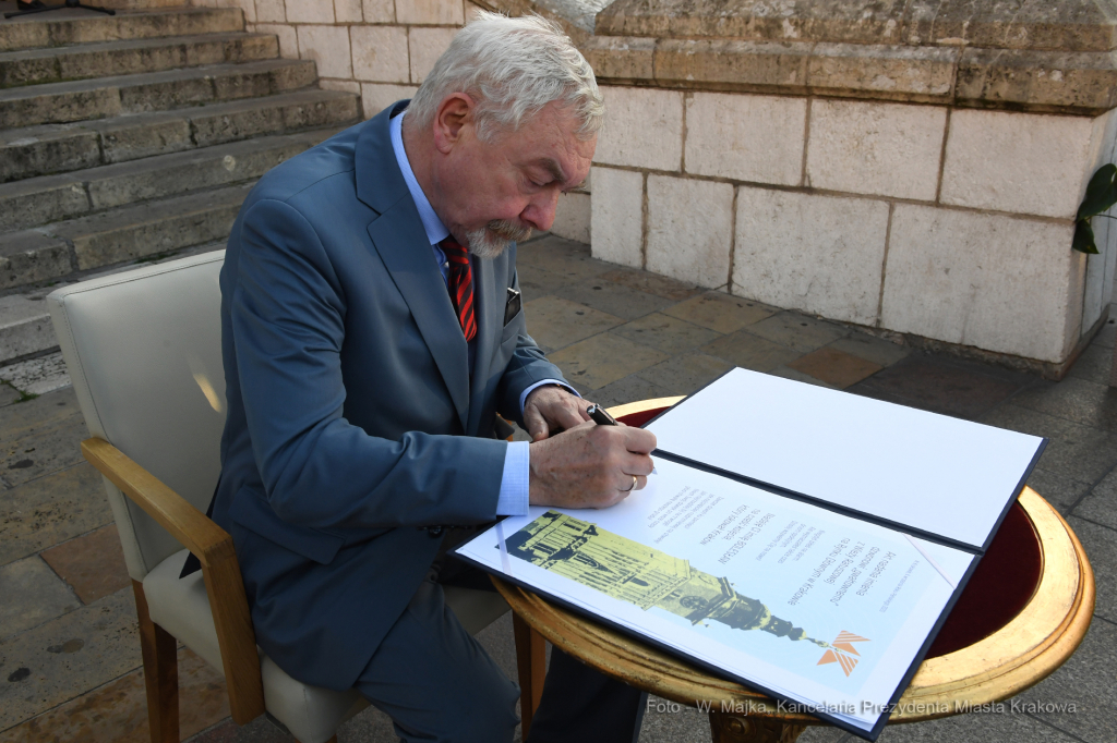 16jpg.jpg-uruchomienie dzwonu gwałtownego na wieży Ratuszowej  Autor: W. Majka