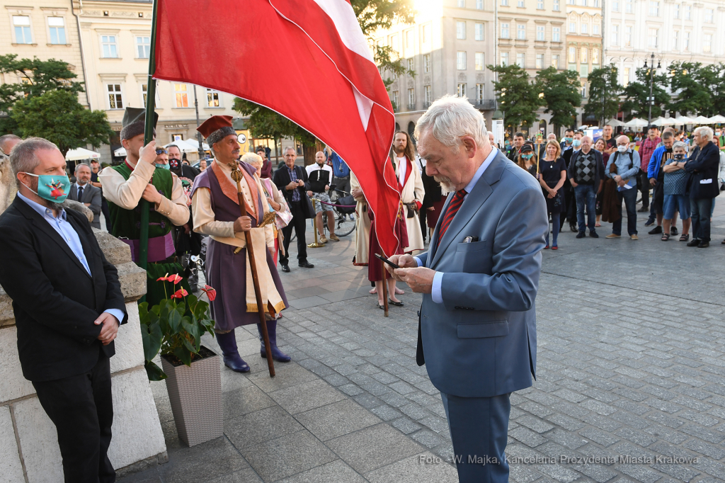 18jpg.jpg-uruchomienie dzwonu gwałtownego na wieży Ratuszowej  Autor: W. Majka
