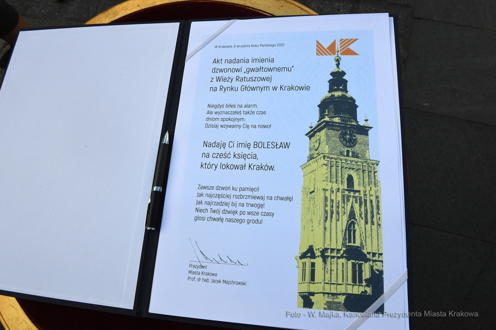 25jpg.jpg-uruchomienie dzwonu gwałtownego na wieży Ratuszowej  Autor: W. Majka