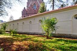 Mur zespołu klasztornego Dominikanów po remoncie konserwatorskim