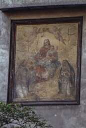obraz Matki Boskiej na elewacji klasztoru stan przed konserwacją