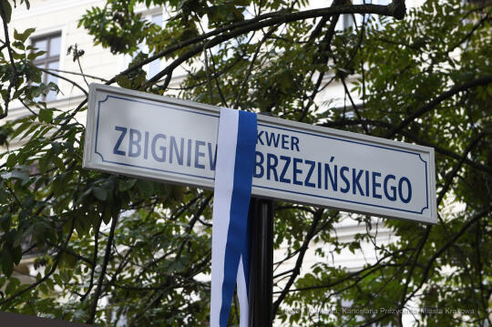 01jpg.jpg-Odsłonięcie tablicy z nazwą „Skwer Zbigniewa Brzezińskiego”