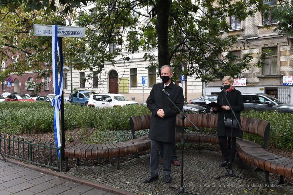 08jpg.jpg-Odsłonięcie tablicy z nazwą „Skwer Zbigniewa Brzezińskiego”  Autor: W. Majka