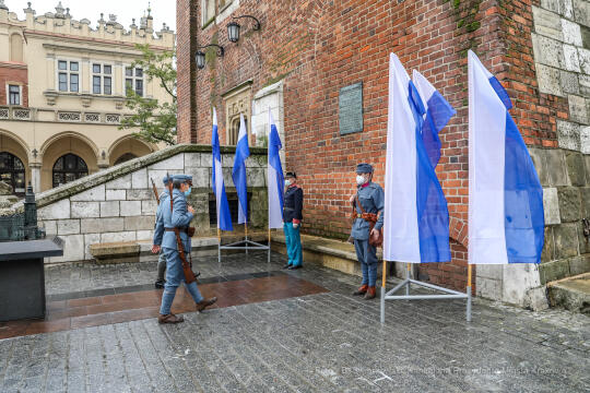 bs_201031_0184.jpg-Rocznica, Ratusz, Zmiana warty