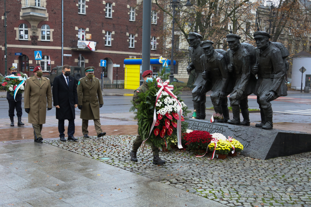 bs_201111_0635.jpg-11 Listopada,Kwiaty  Autor: B. Świerzowski