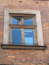 okno wraz z obramieniem stan przed remontem.jpg-Dom Pod Ogrojcem