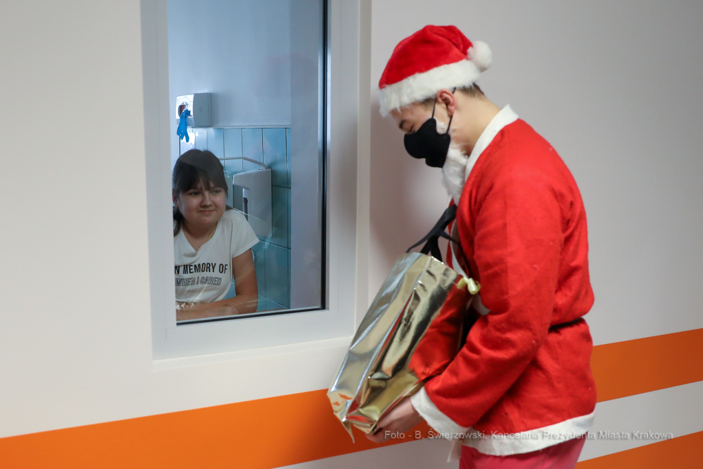 bs-grudnia 06, 2020-033a2321.jpg-Mikołaj, Szpital,  Dzieci  Autor: B. Świerzowski