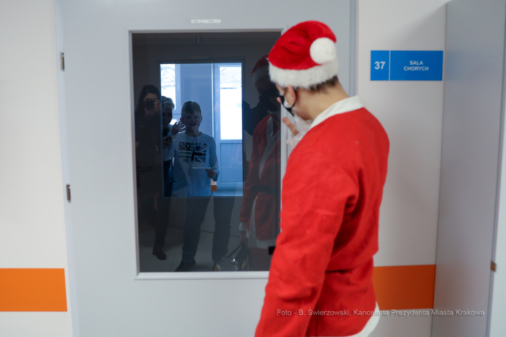 bs-grudnia 06, 2020-033a2335.jpg-Mikołaj, Szpital,  Dzieci  Autor: B. Świerzowski