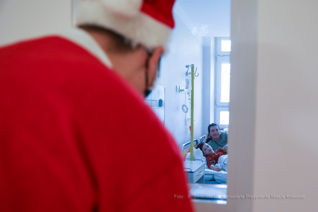 bs-grudnia 06, 2020-033a2352.jpg-Mikołaj, Szpital,  Dzieci  Autor: B. Świerzowski