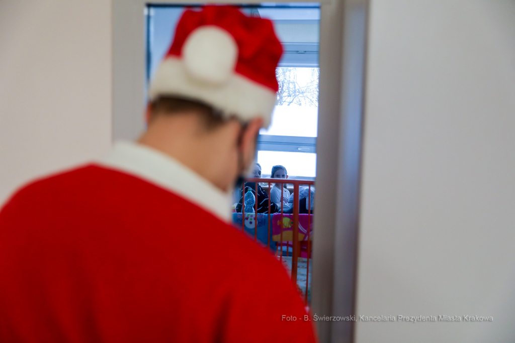 bs-grudnia 06, 2020-033a2372.jpg-Mikołaj, Szpital,  Dzieci  Autor: B. Świerzowski