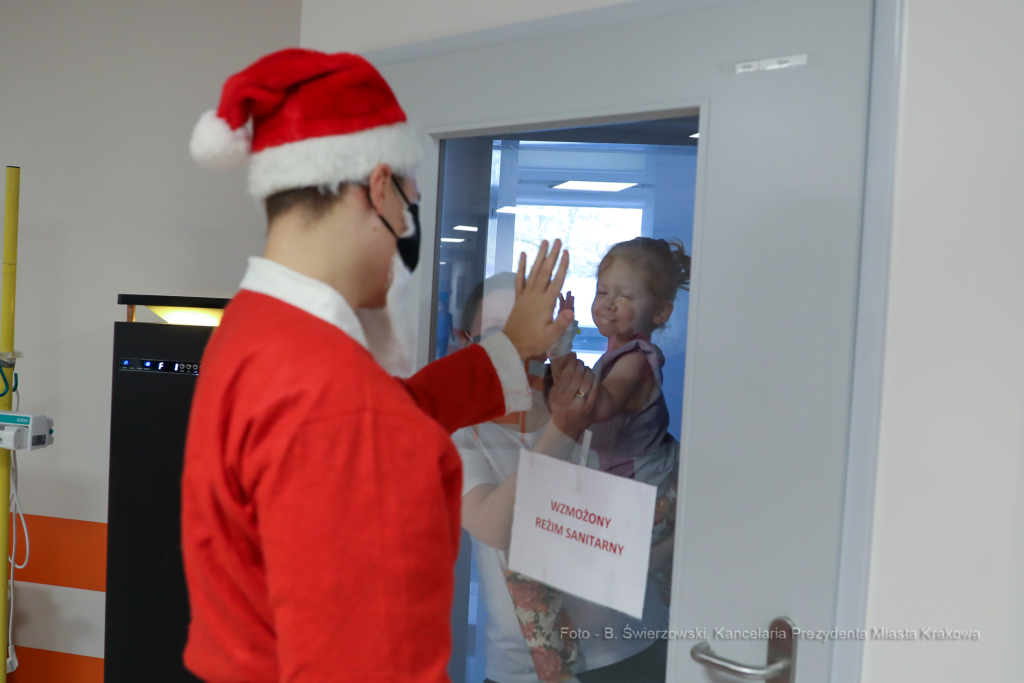 bs-grudnia 06, 2020-033a2414.jpg-Mikołaj, Szpital,  Dzieci  Autor: B. Świerzowski