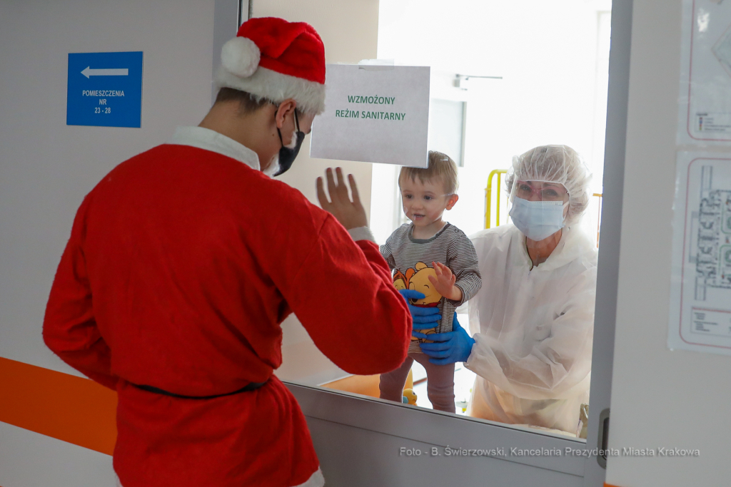 bs-grudnia 06, 2020-033a2441.jpg-Mikołaj, Szpital,  Dzieci  Autor: B. Świerzowski