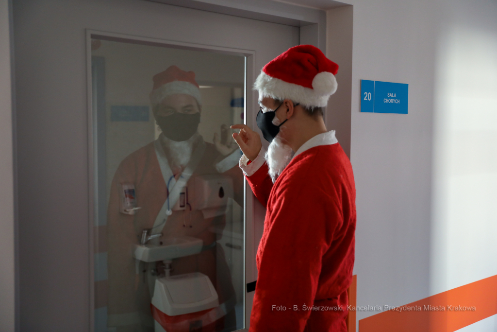 bs-grudnia 06, 2020-033a2462.jpg-Mikołaj, Szpital,  Dzieci  Autor: B. Świerzowski