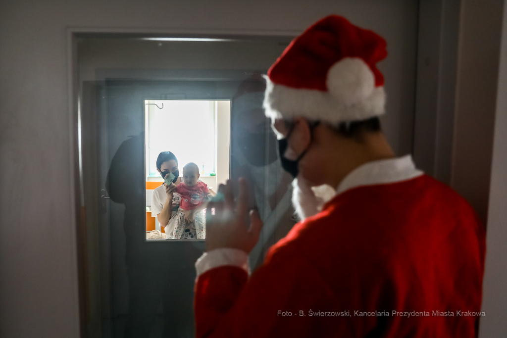 bs-grudnia 06, 2020-033a2463.jpg-Mikołaj, Szpital,  Dzieci  Autor: B. Świerzowski