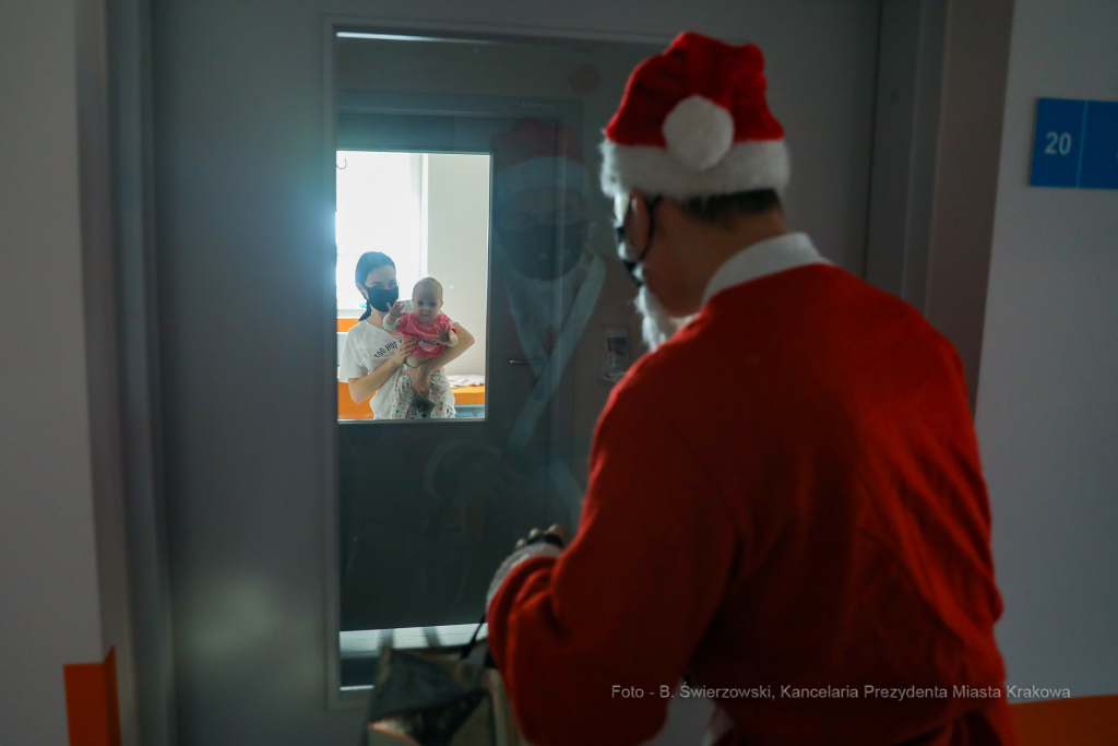 bs-grudnia 06, 2020-033a2477.jpg-Mikołaj, Szpital,  Dzieci  Autor: B. Świerzowski
