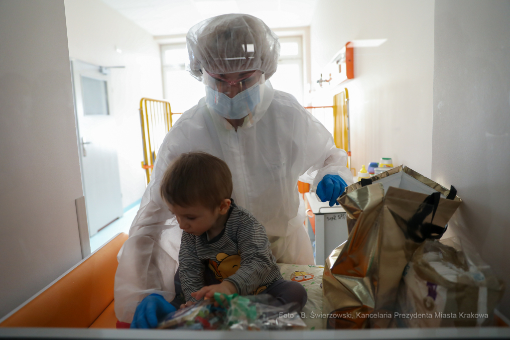 bs-grudnia 06, 2020-033a2483.jpg-Mikołaj, Szpital,  Dzieci  Autor: B. Świerzowski