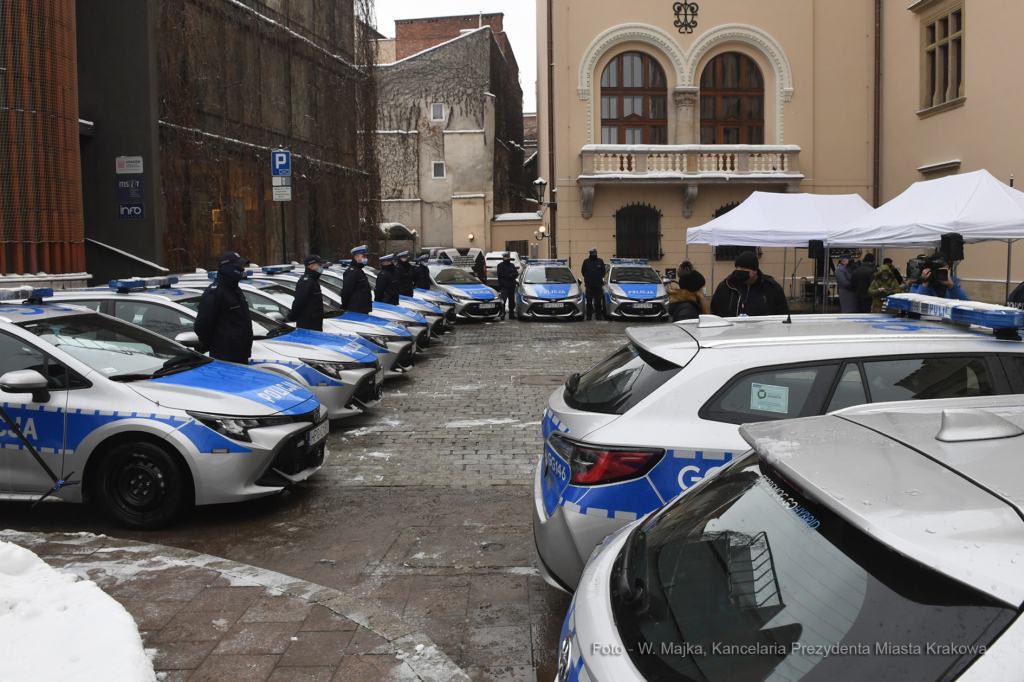 01jpg.jpg-samochody dla Policji  Autor: W. Majka