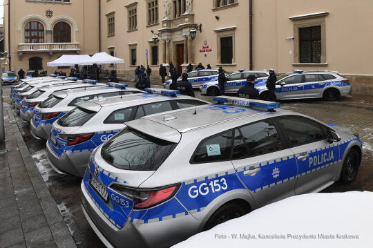 02jpg.jpg-samochody dla Policji