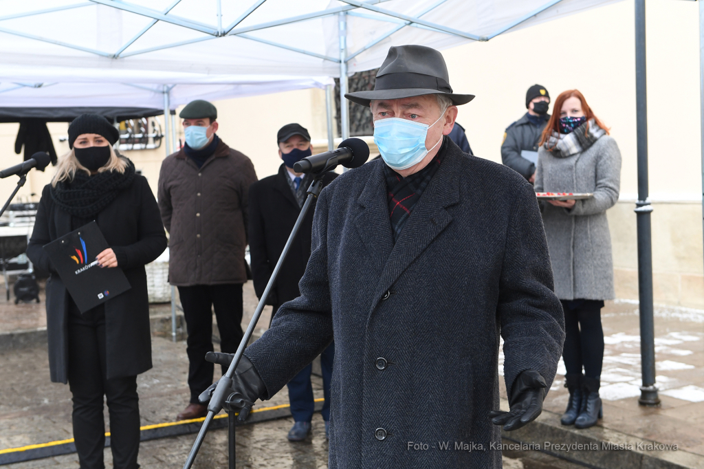 06jpg.jpg-samochody dla Policji  Autor: W. Majka