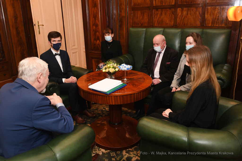 01jpg.jpg-Spotkanie laureatami stypendium Prezydenta Miasta Krakowa im. Juljusza Lae  Autor: W. Majka