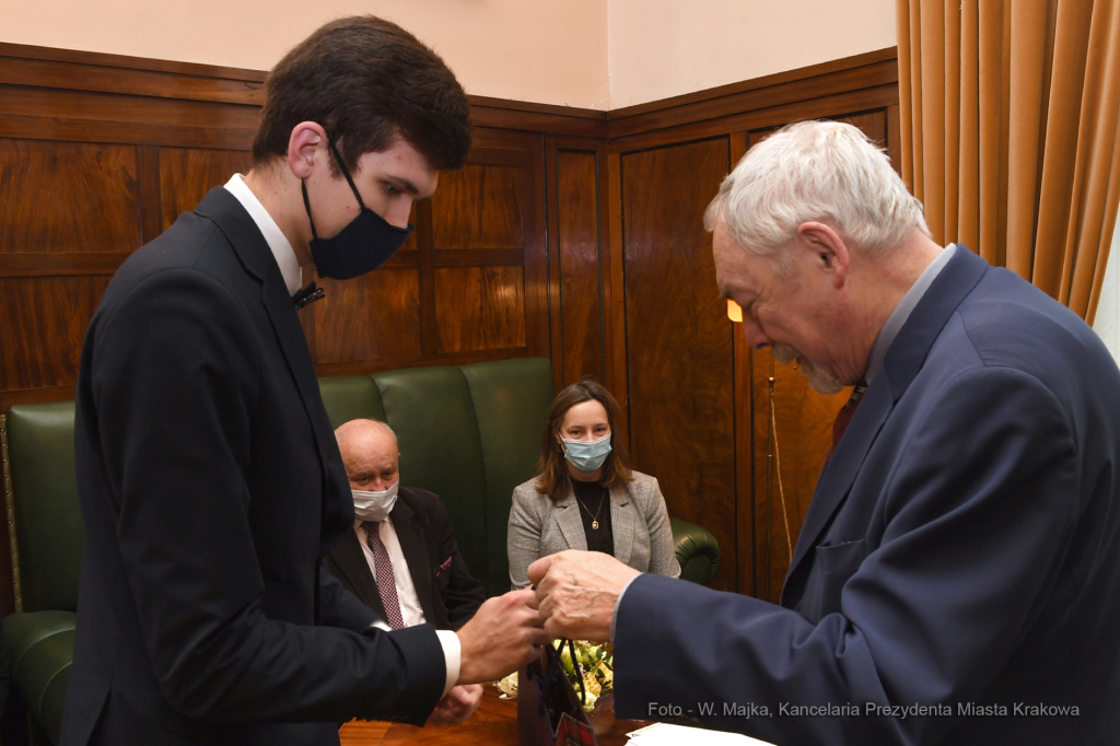 03jpg.jpg-Spotkanie laureatami stypendium Prezydenta Miasta Krakowa im. Juljusza Lae  Autor: W. Majka