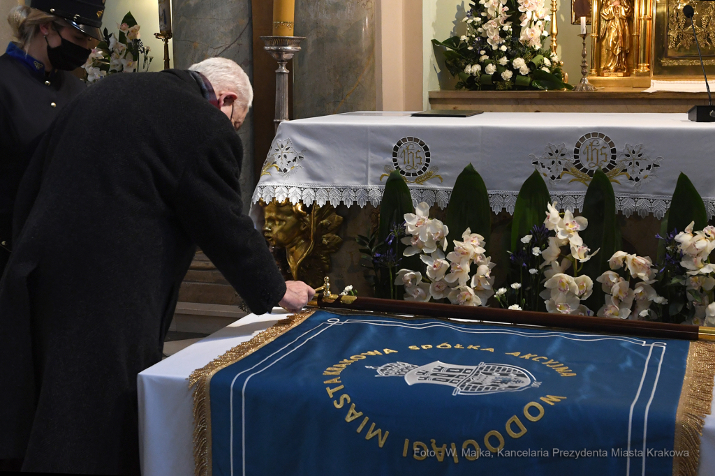 06jpg.jpg-Ceremonia nadania sztandaru  Wodociągom Miasta Krakowa SA  Autor: W. Majka