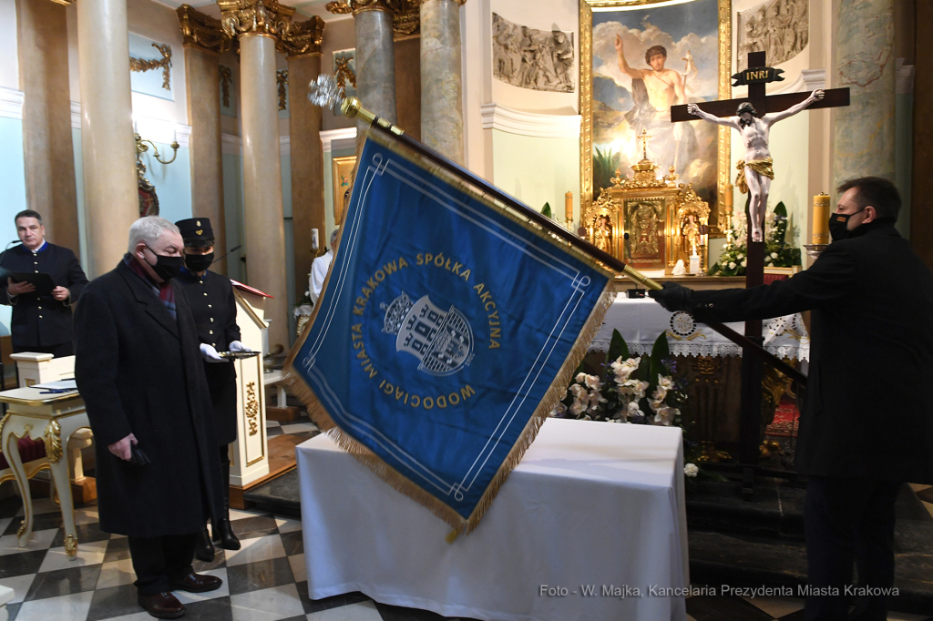 11jpg.jpg-Ceremonia nadania sztandaru  Wodociągom Miasta Krakowa SA  Autor: W. Majka