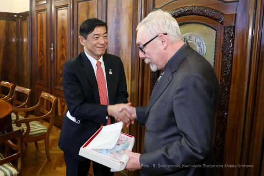 bs_210301_7934.jpg-Ambasador Japonii, Majchrowski, Spotkanie
