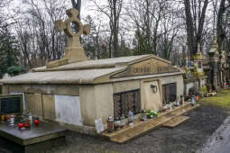 bs_210305_00064.jpg-Złożenie kwiatów na grobie ks. Musiała na cmentarzu Rakowickim