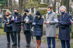 bs_210305_00089.jpg-Złożenie kwiatów na grobie ks. Musiała na cmentarzu Rakowickim