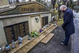 bs_210305_00092.jpg-Złożenie kwiatów na grobie ks. Musiała na cmentarzu Rakowickim