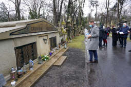 bs_210305_00094.jpg-Złożenie kwiatów na grobie ks. Musiała na cmentarzu Rakowickim