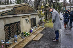bs_210305_00097.jpg-Złożenie kwiatów na grobie ks. Musiała na cmentarzu Rakowickim