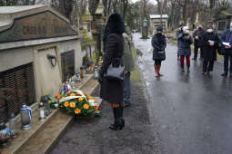 bs_210305_00102.jpg-Złożenie kwiatów na grobie ks. Musiała na cmentarzu Rakowickim