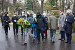 bs_210305_00104.jpg-Złożenie kwiatów na grobie ks. Musiała na cmentarzu Rakowickim