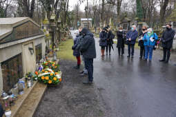 bs_210305_00109.jpg-Złożenie kwiatów na grobie ks. Musiała na cmentarzu Rakowickim