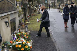 bs_210305_00111.jpg-Złożenie kwiatów na grobie ks. Musiała na cmentarzu Rakowickim