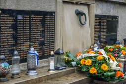 bs_210305_00121.jpg-Złożenie kwiatów na grobie ks. Musiała na cmentarzu Rakowickim