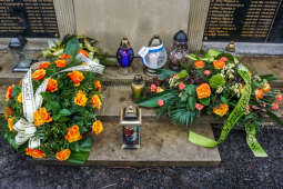 bs_210305_00130.jpg-Złożenie kwiatów na grobie ks. Musiała na cmentarzu Rakowickim