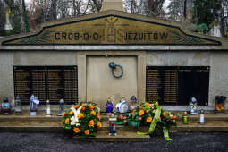 bs_210305_00137.jpg-Złożenie kwiatów na grobie ks. Musiała na cmentarzu Rakowickim