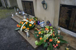 bs_210305_00139.jpg-Złożenie kwiatów na grobie ks. Musiała na cmentarzu Rakowickim
