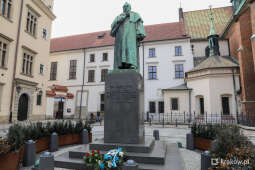 bs_210319_9363.jpg-Złożenie kwiatów w święto patrona Krakowa