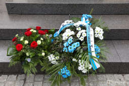 bs_210319_9365.jpg-Złożenie kwiatów w święto patrona Krakowa