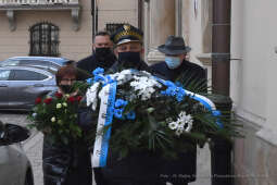 01jpg.jpg-Złożenie kwiatów pod pomnikiem Józefa Dietla