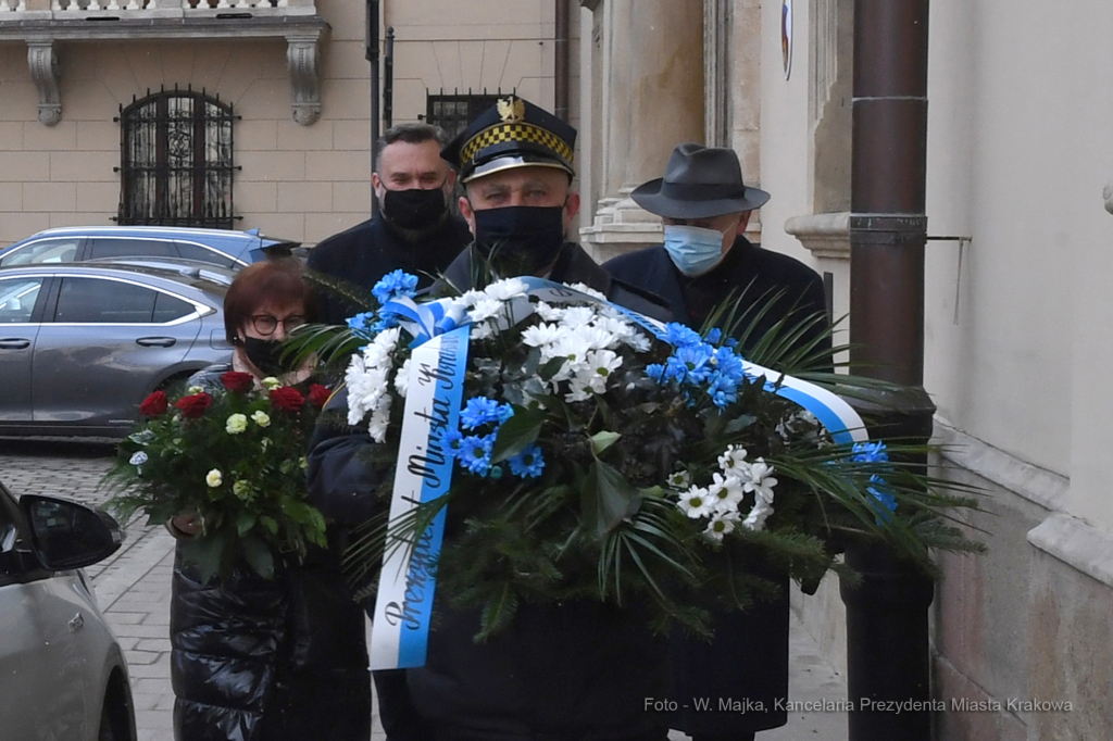 01jpg.jpg-Złożenie kwiatów pod pomnikiem Józefa Dietla  Autor: W. Majka