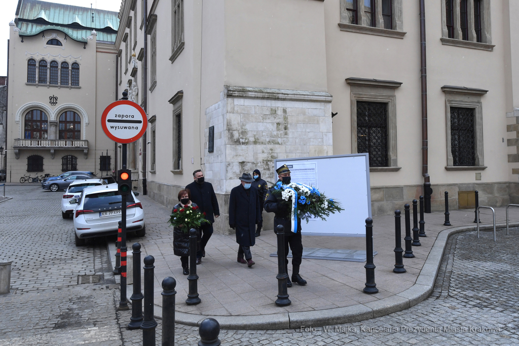 02jpg.jpg-Złożenie kwiatów pod pomnikiem Józefa Dietla  Autor: W. Majka